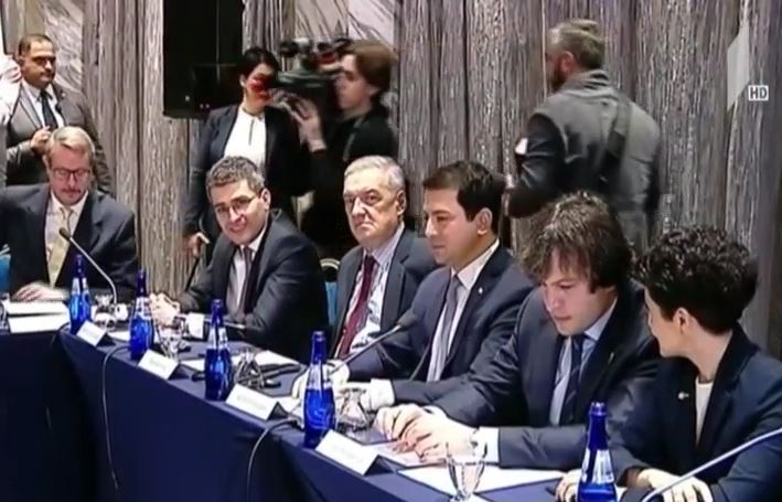 შეხვედრა ოპოზიციასა და მმართველ პარტიას შორის