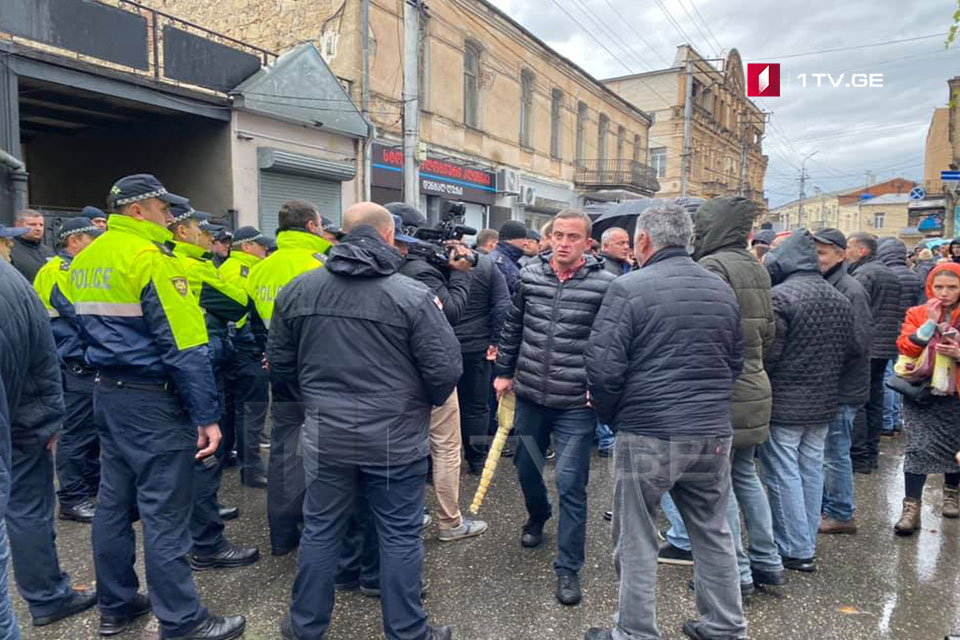 ქუთაისში, „ქართული ოცნების“ მხარდამჭერებმა „ნაციონალური მოძრაობის“ ოფისს კვერცხები და ცოცხები ესროლეს [ვიდეო]