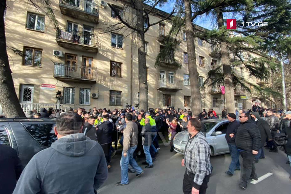 ქუთაისში, „თავისუფალი საქართველოს“ ოფისთან აქციის მონაწილეები აკაკი ბობოხიძეს დაუპირისპირდნენ [ვიდეო]
