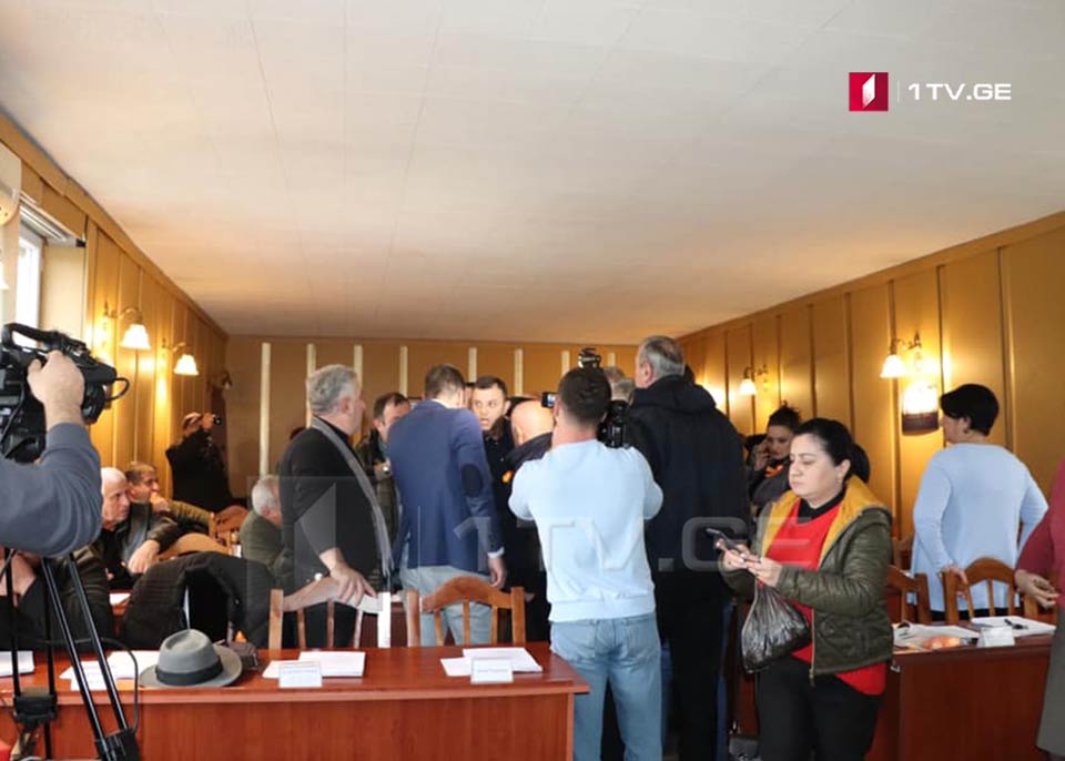 ოზურგეთში, საკრებულოს სხდომაზე ხმაური იყო [ვიდეო]