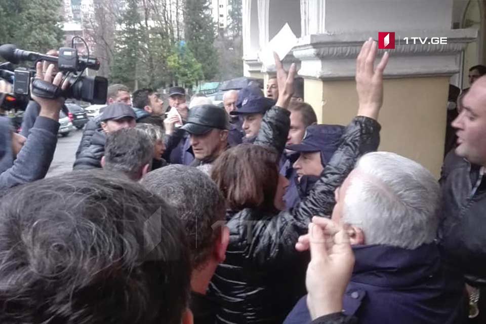 შუახევში, დეპუტატ ანზორ ბოლქვაძის მაჟორიტარულ ბიუროსთან აქცია მიმდინარეობს [ვიდეო]