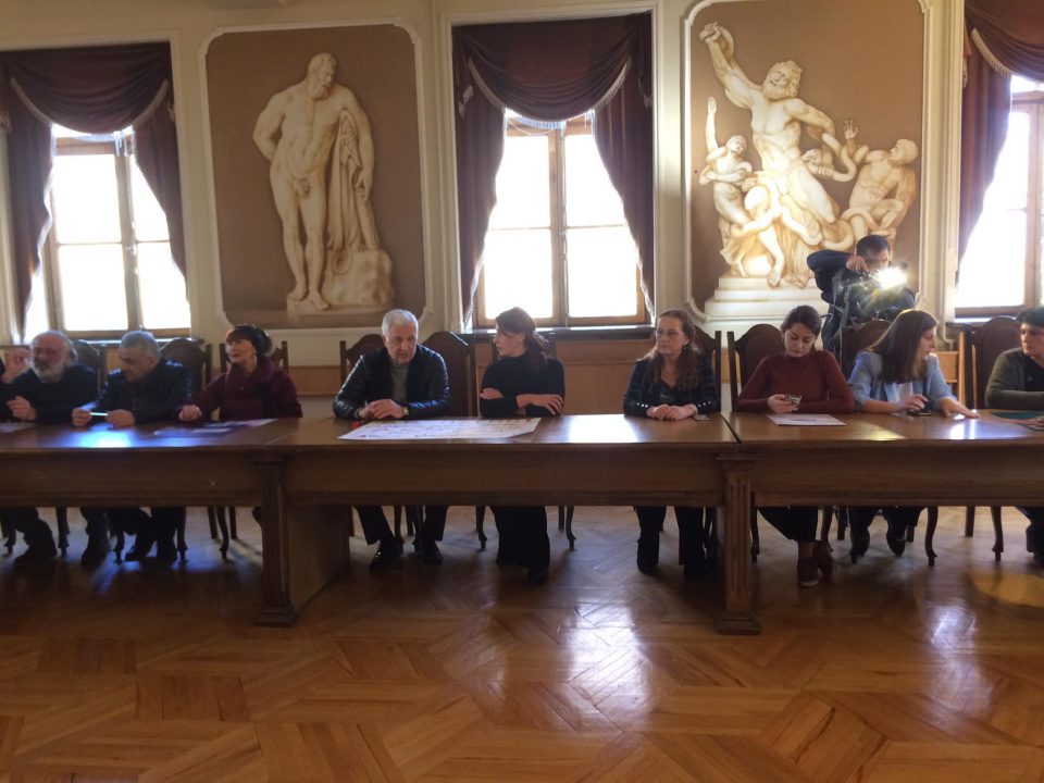 თბილისის პირველი კლასიკური გიმნაზიაში ექიმ ვაჟა გაფრინდაშვილის მხარდამჭერი აქცია გაიმართა 