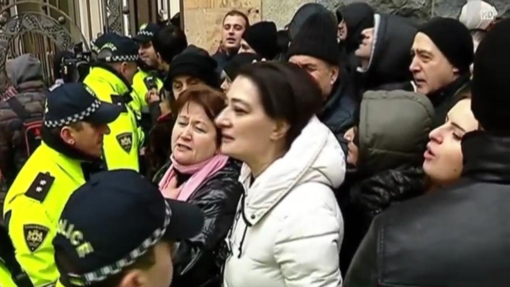 აქცია და დაპირისპირება პარლამენტთან 