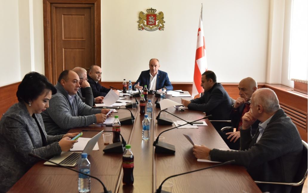 საპროცედურო საკითხთა კომიტეტში სრულად მაჟორიტარულ სისტემაზე გადასვლასთან დაკავშირებულ საკანონმდებლო წინადადებას განიხილავენ