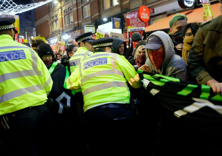 ლონდონში პრემიერის მოწინააღმდეგეთა აქციაზე პოლიციასა და აქტივისტებს შორის შეტაკება მოხდა