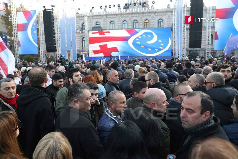 თავისუფლების მოედანზე „ქართული ოცნების“ ღონისძიების მონაწილეები იკრიბებიან [ვიდეო]