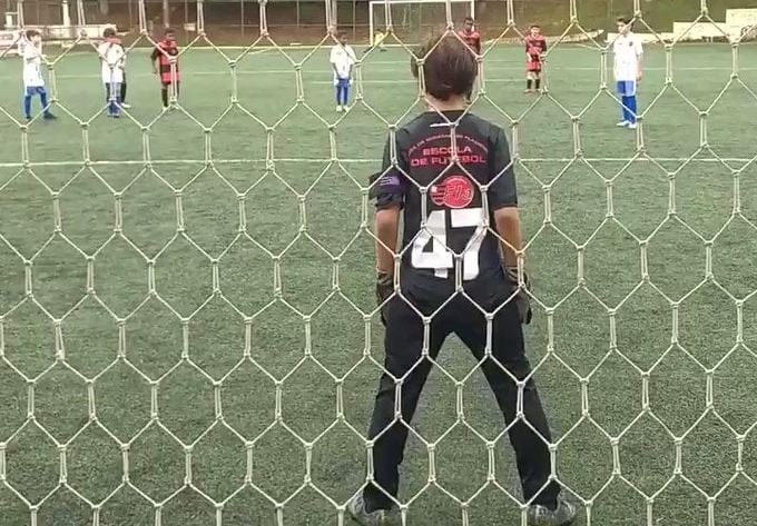 ბრაზილიური „ფლამენგოს“ ახალგაზრდა მეკარემ შვიდი დარტყმა მოიგერია და სოციალური ქსელი დაიპყრო (ვიდეო)