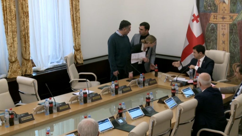 დაბრძანდით და შეიკარით ღვედები – ხმაური და დაპირისპირება ბიუროს სხდომაზე [ვიდეო]