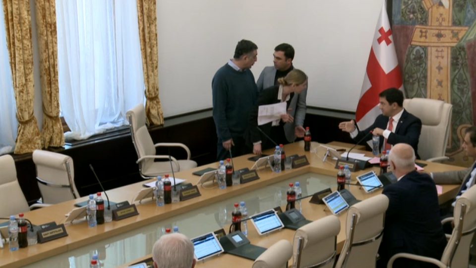 დაბრძანდით და შეიკარით ღვედები - ხმაური და დაპირისპირება ბიუროს სხდომაზე [ვიდეო]