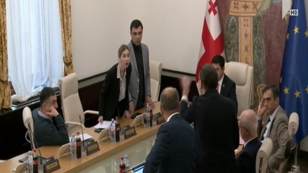 ოპოზიციის მოთხოვნა და ხმაური ბიუროს სხდომაზე