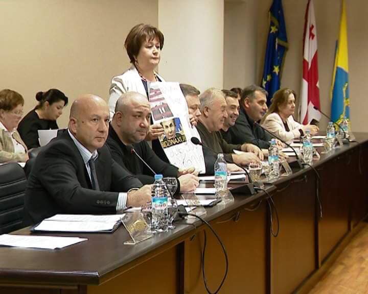 „ნაციონალური მოძრაობის“ ფოთის ორგანიზაციის თავმჯდომარე პროტესტის ნიშნად საკრებულოს სხდომაზე ფეხზე იდგა