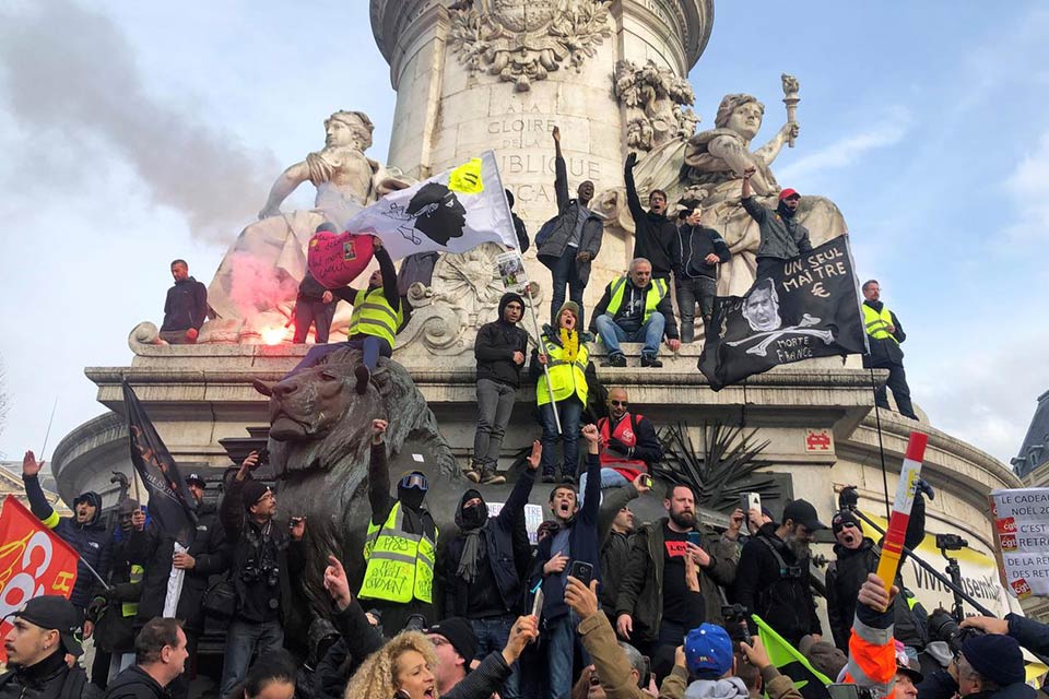 საფრანგეთის პოლიციამ აქციის მონაწილეების წინააღმდეგ ცრემლსადენი გაზი გამოიყენა