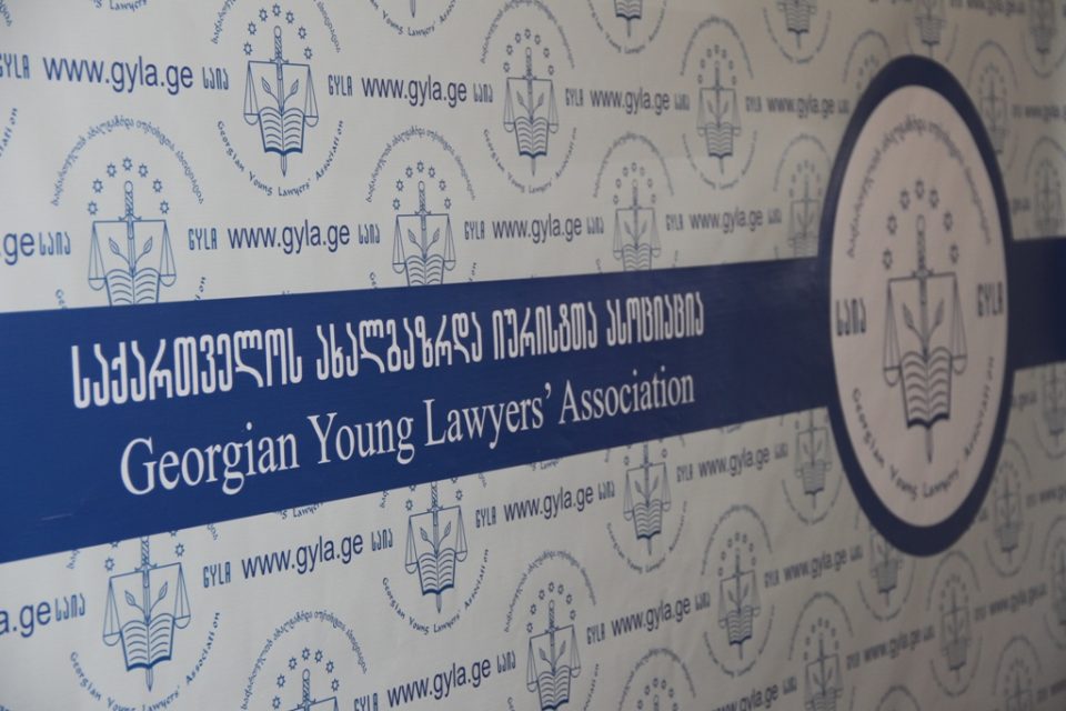 საია - საქმის მასალებით დგინდება, რომ არასრულწლოვანზე ზეწოლას ახორციელებდა პოლიციის სულ მცირე სამი თანამშრომელი