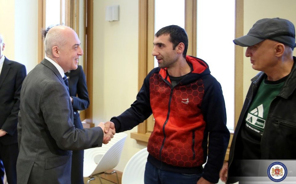 ლიბიის საპატიმროდან გათავისუფლებული მეზღვაურები საგარეო საქმეთა მინისტრსა და დიპლომატებს ხვდებიან
