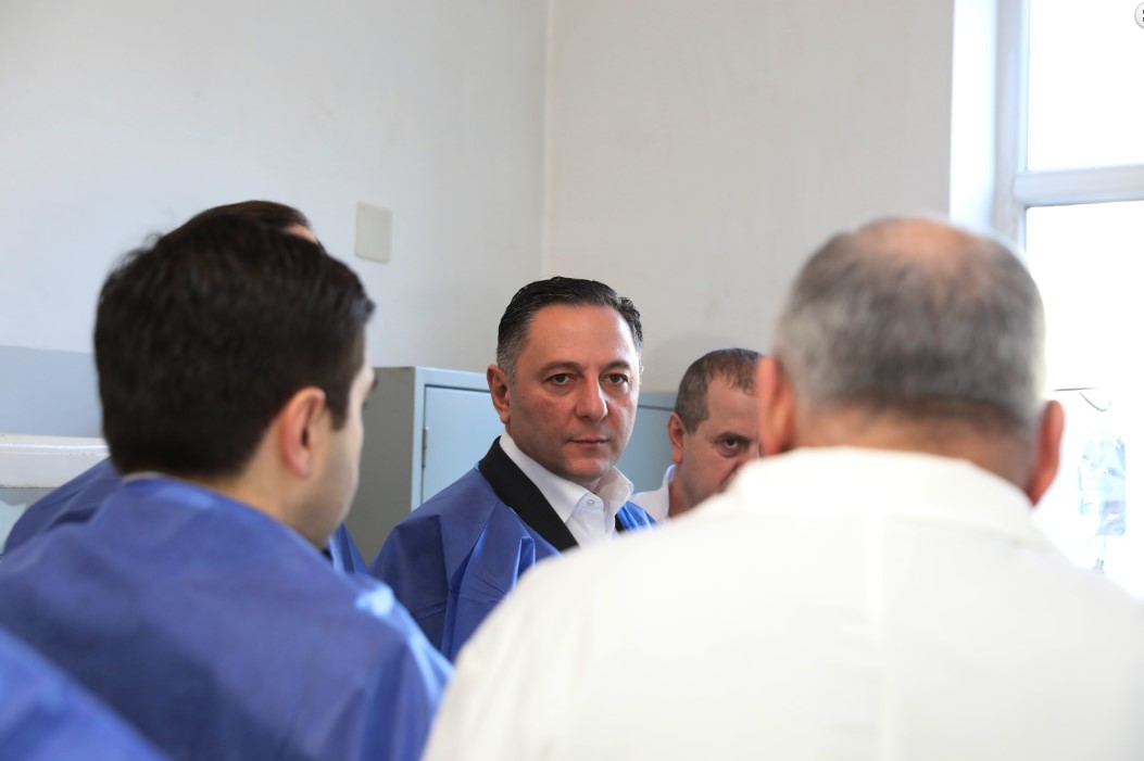 ვახტანგ გომელაურმა დაჭრილი პოლიციელი ბათუმის რესპუბლიკურ საავადმყოფოში მოინახულა [ფოტო]