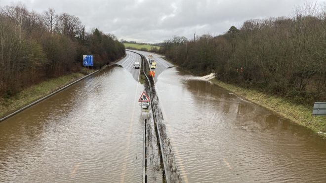 სამხრეთ-აღმოსავლეთ ინგლისში ძლიერმა წვიმამ პრობლემები შექმნა