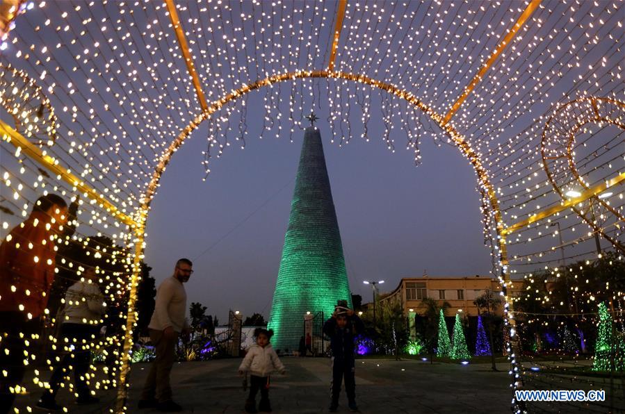 ლიბანში პლასტმასის ბოთლებისგან შექმნილი 28 მეტრის სიმაღლის საშობაო ხე დადგეს
