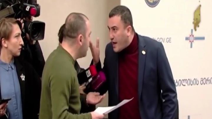 დედაქალაქის საკრებულოში დეპუტატები ერთმანეთს ფიზიკურად დაუპირისპირდნენ