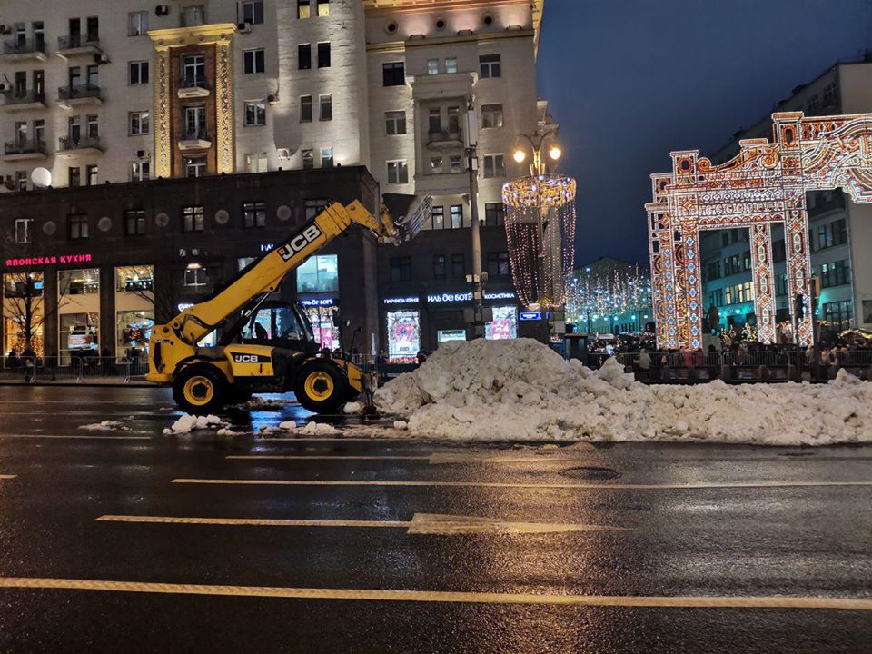 მოსკოვის ცენტრში საახალწლოდ თოვლი სატვირთო ავტომობილებით მიიტანეს
