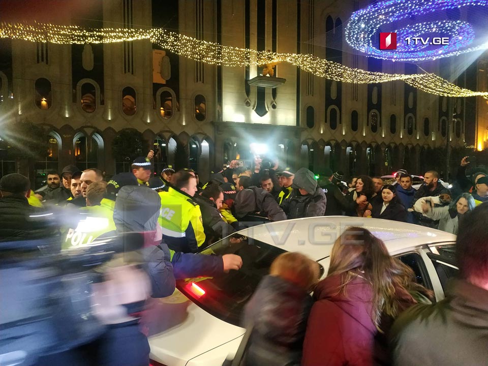 პოლიციის თანამშრომლებმა პარლამენტის მიმდებარე ტერიტორიიდან სამი პირი გაიყვანეს [ვიდეო]