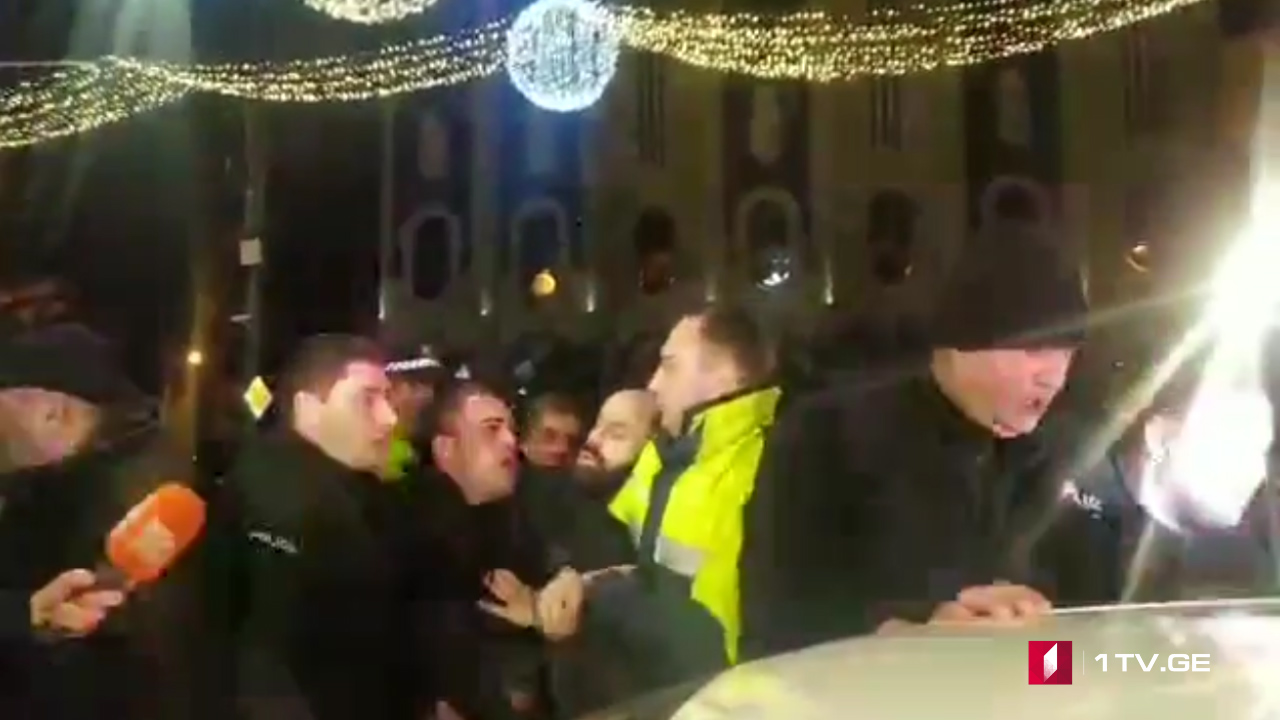 პარლამენტის მიმდებარე ტერიტორიიდან სამართალდამცველებმა კიდევ რამდენიმე პირი გაიყვანეს [ვიდეო]