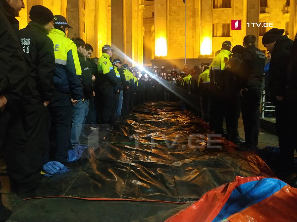 აქციის მონაწილეები მერიის წარმომადგენლებს პარლამენტის წინ ბატუტის გაშლის საშუალებას არ აძლევენ [ვიდეო]