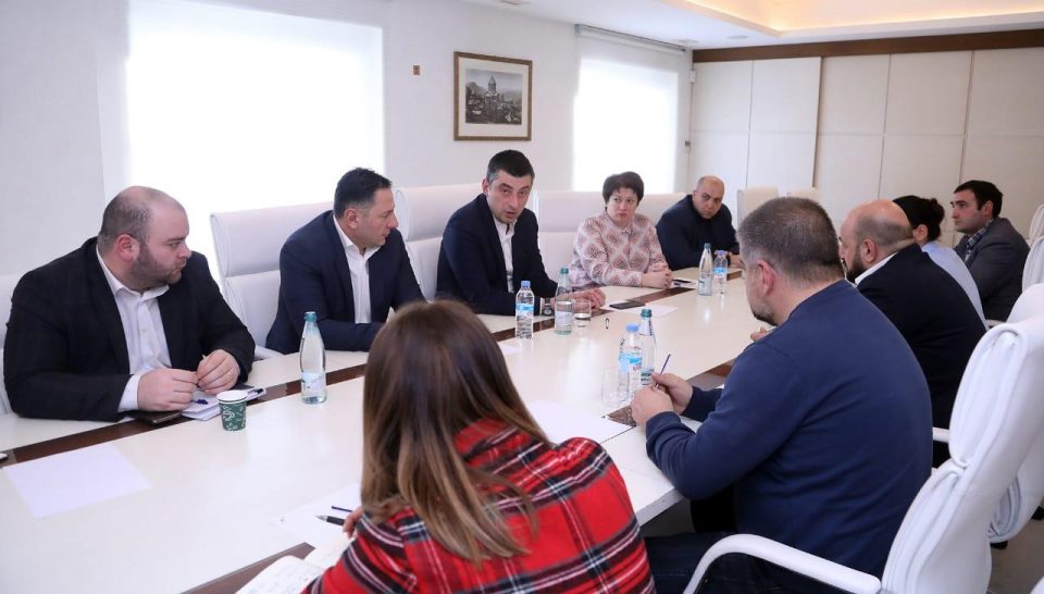 გიორგი გახარია მთის კურორტებზე წყალმომარაგების შეფერხებასთან დაკავშირებით საკოორდინაციო ჯგუფის წევრებს შეხვდა