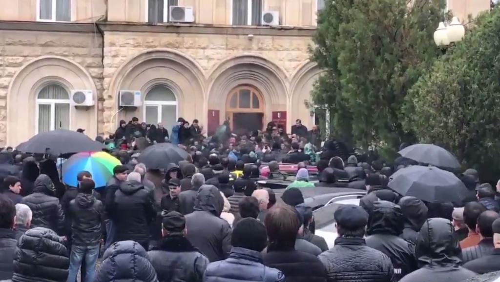 რაულ ხაჯიმბას გადადგომის შესახებ ინფორმაციას აქციის მონაწილეები ოვაციებით შეხვდნენ
