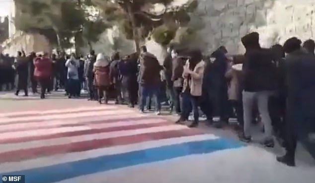 თეირანში ანტისამთავრობო აქციების მონაწილე სტუდენტების უმრავლესობამ აშშ-ისა და ისრაელის დროშებზე არ გადაიარა [ვიდეო]
