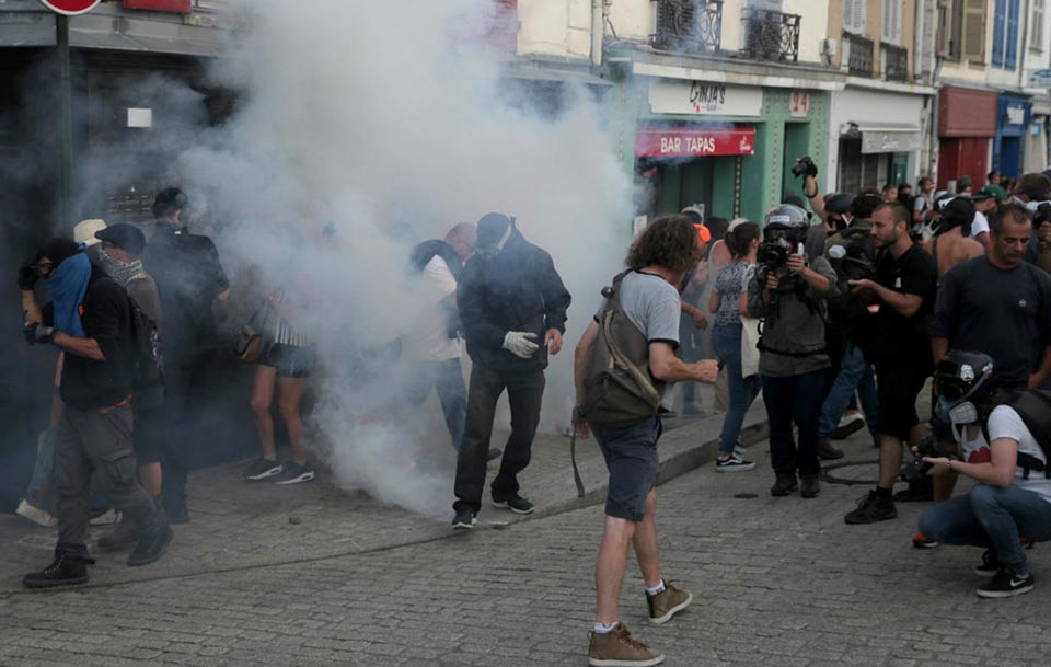 პარიზში პოლიციამ დემონსტრანტების დასაშლელად ცრელმსადენი აირი გამოიყენა