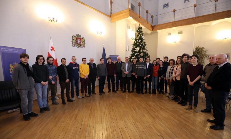 მიხეილ ჩხენკელმა საერთაშორისო ოლიმპიადიდან მედლებით დაბრუნებულ მოსწავლეებს გამარჯვება მიულოცა