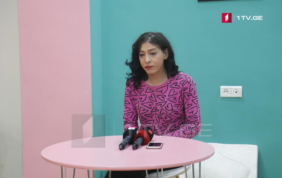 ტრანსგენდერი ქალი გაბრიელა მეგობრების დაკავებას აპროტესტებს