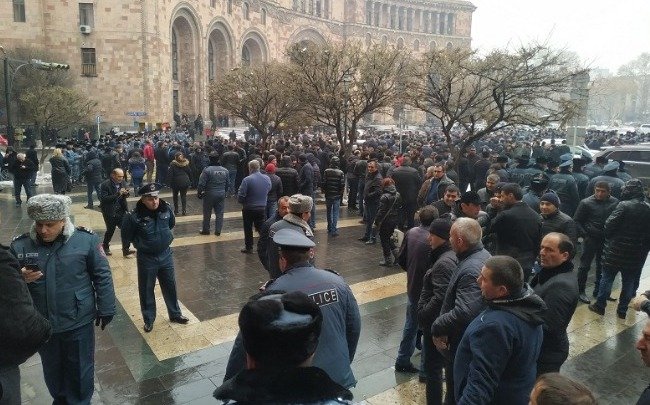 Ermənistanda fermerlər etiraz aksiyasını keçirirlər