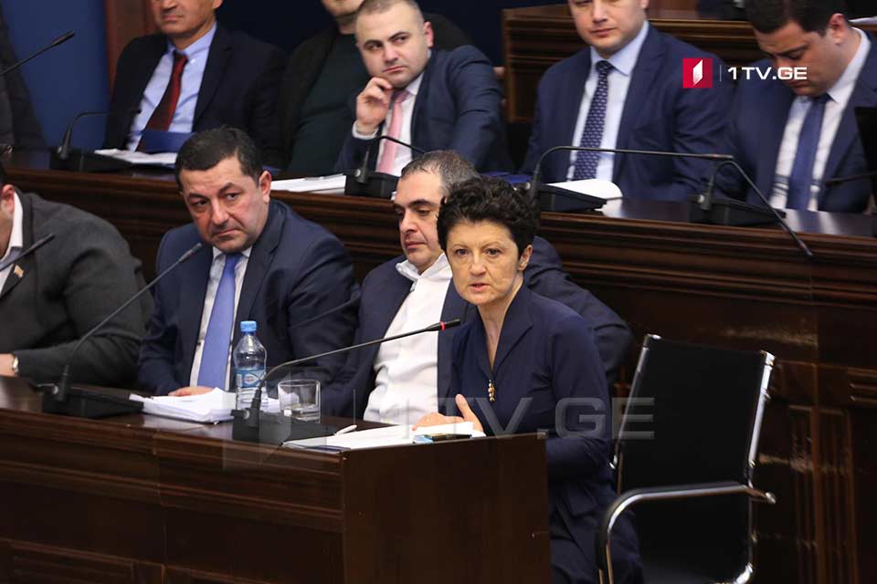 თეა წულუკიანი - ომბუდსმენის წარმომადგენელმა, რომელსაც დახეული ჯინსი ეცვა, ორჯერ აადუღებინა ყავა პატიმარს, მიირთვა მისი შოკოლადი და მოწია მისი სიგარეტი