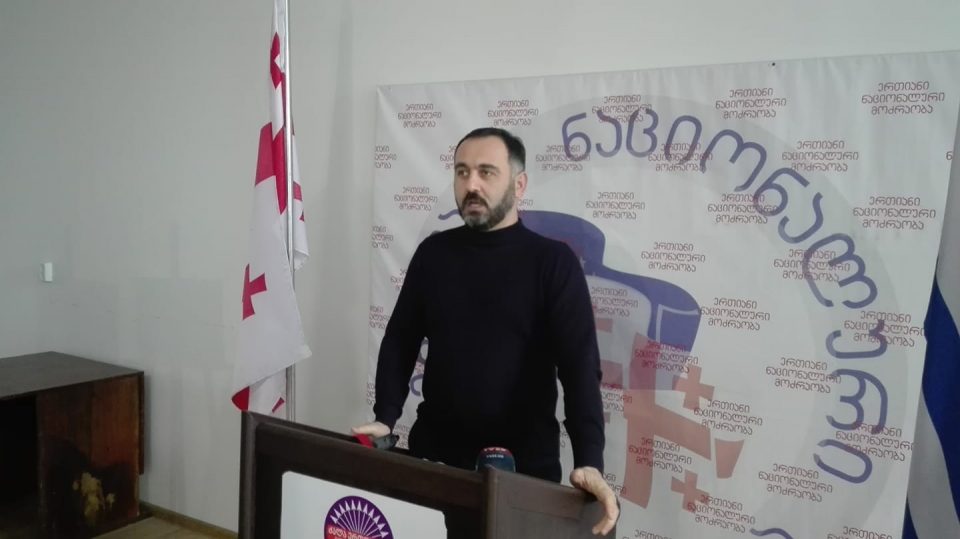 „ნაციონალური მოძრაობის“ წევრი მირდატ ქამადაძე აცხადებს, რომ თავზე ნაგვის დაყრა გამოხატვის თავისუფლებაში ჯდება 