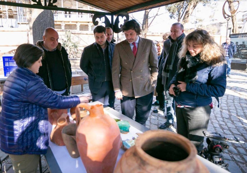 თბილისის მერი გუდიაშვილის მოედანზე ახალ არქეოლოგიურ აღმოჩენასა და სარეაბილიტაციო სამუშაოების მიმდინარეობას გაეცნო