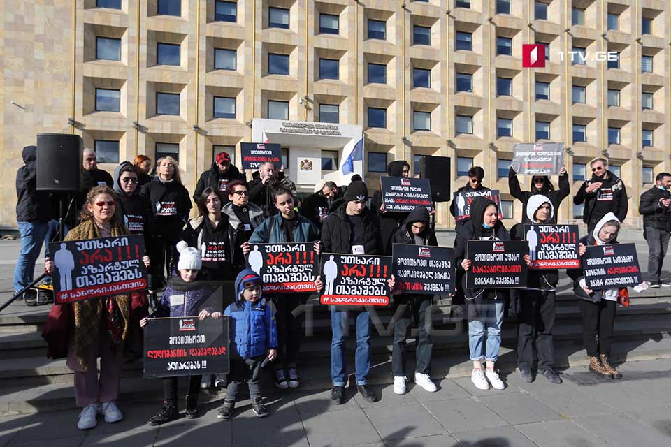 Azart oyunlarına qarşı hökumət administrasiyası qarşısında aksiya keçirildi