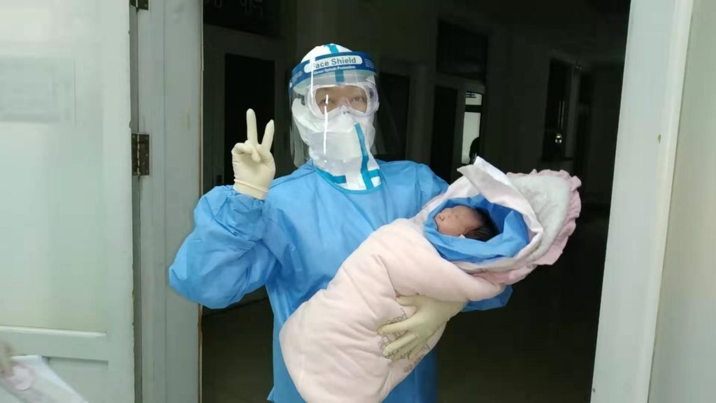 ჩინური მედია - კორონავირუსით ინფიცირებულმა ქალმა ჯანმრთელი ბავშვი გააჩინა