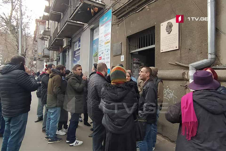 თბილისში, კეკელიძის პირველ ნომერში მცხოვრები ხატიაშვილების ოჯახის გამოსახლების პროცესი სამი თვით გადაიდო