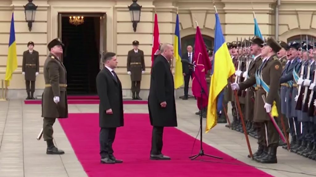თურქეთის პრეზიდენტი კიევში სამხედრო ყარაულს უკრაინულად მიესალმა - „დიდება უკრაინას“