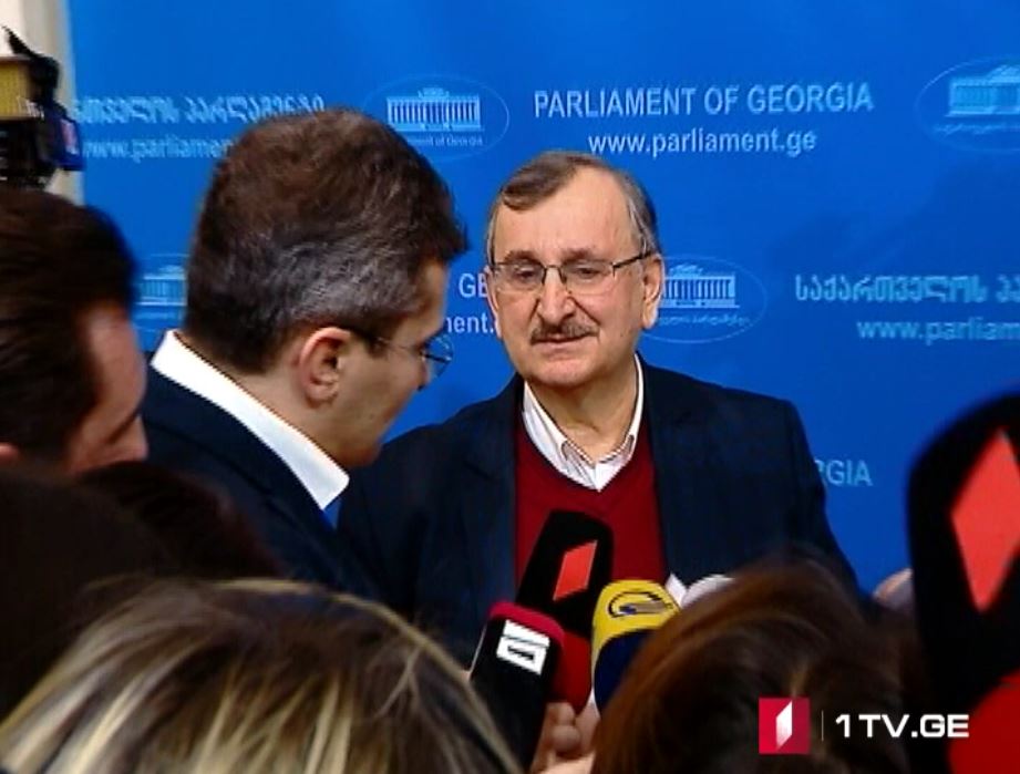 ბათუ ქუთელიას გამო, მამუკა მდინარაძესა და რომან გოცირიძეს შორის მცირე კამათი მოხდა [ვიდეო]