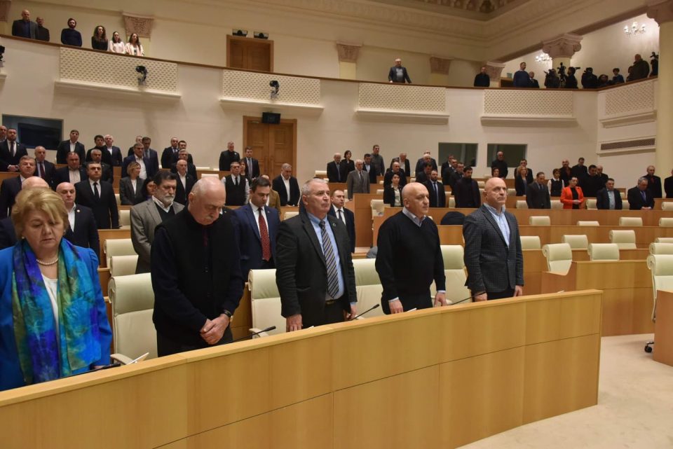 პარლამენტის სხდომაზე ბაღდათში ხანძრის შედეგად დაღუპულებს წუთიერი დუმილით პატივი მიაგეს
