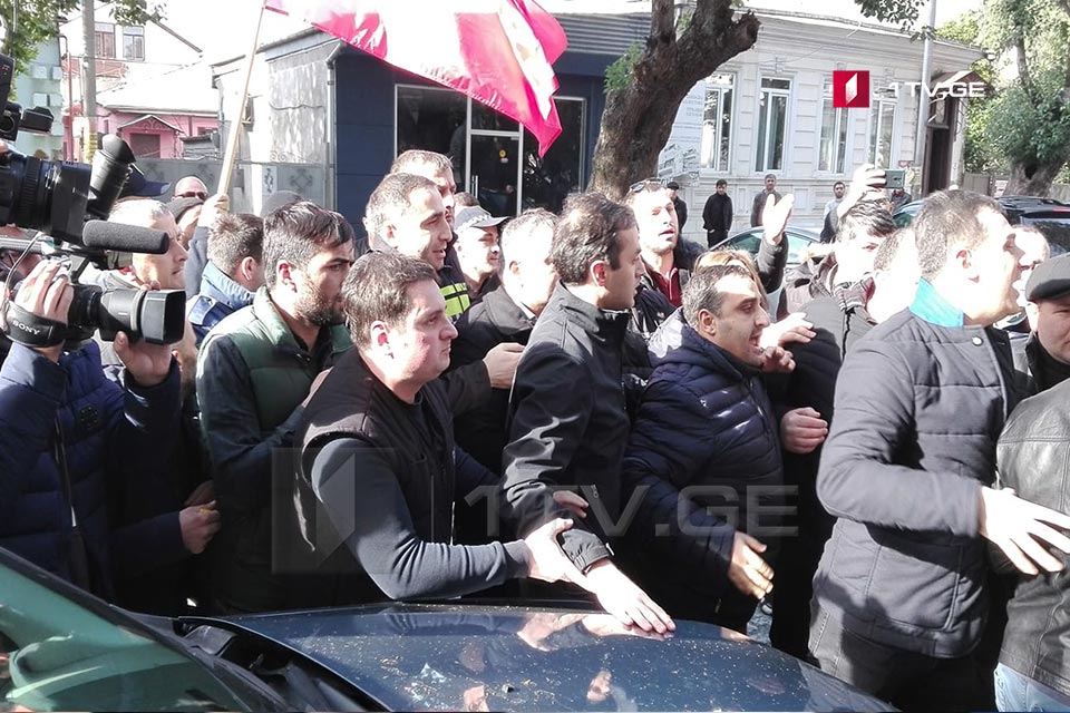 ბათუმის მერიასთან აქციაზე ფიზიკური დაპირისპირება მოხდა [ვიდეო]