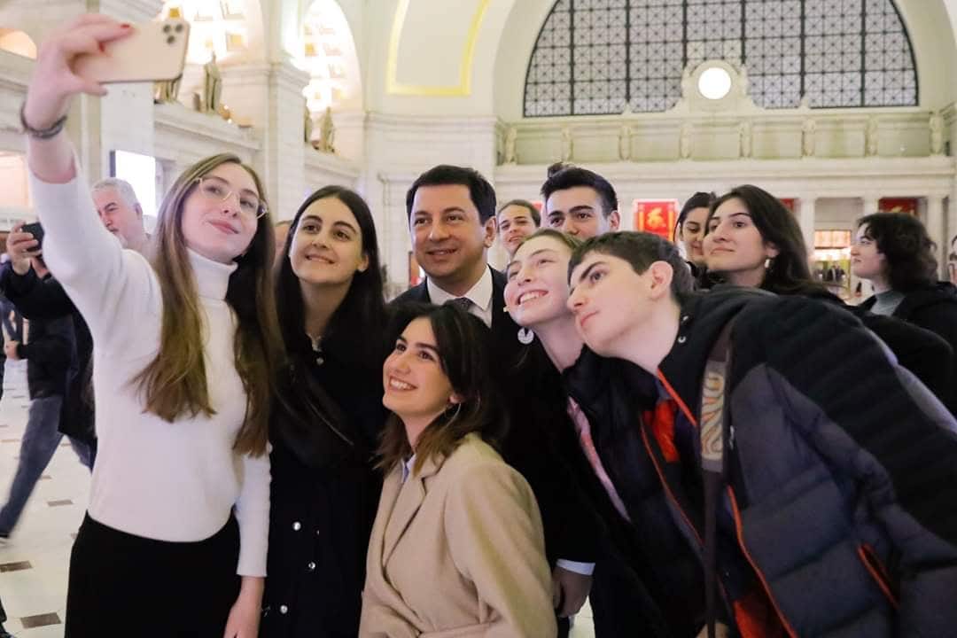 არჩილ თალაკვაძე აშშ-ში გაერო-ს ახალგაზრდულ ასამბლეაზე ჩასულ ქართველ მოსწავლეებს შეხვდა