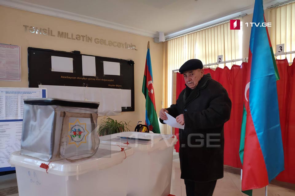 Azərbaycanda bu gün növbədənkənar seçkilər keçirilir (foto)