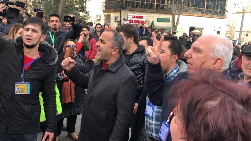 Azərbaycan Mərkəzi Seçki Komissiyası qarşısında aksiya iştirakçılarını yaxaladılar
