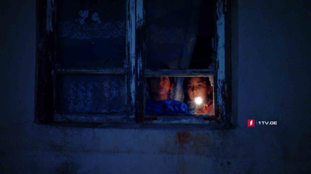 სანთლის შუქზე გაზრდილი ბავშვები