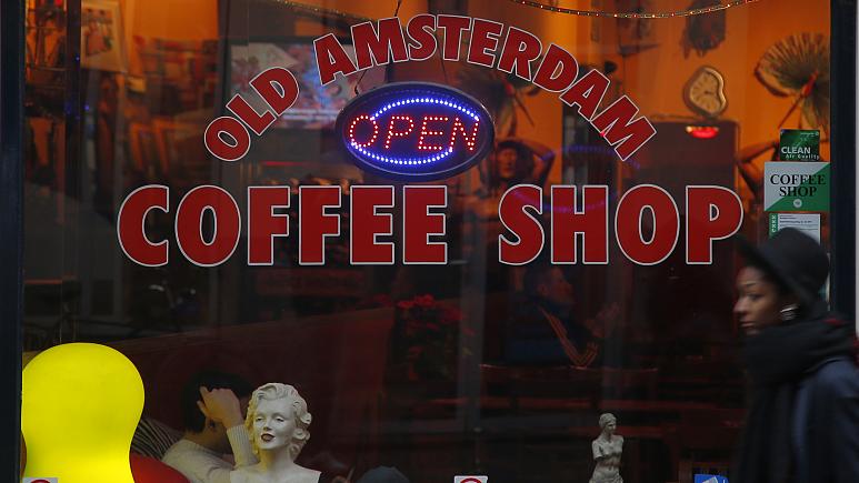 Amsterdam meri turistlər üçün marixuananın satılmasının qadağan edilməsini tələb edir