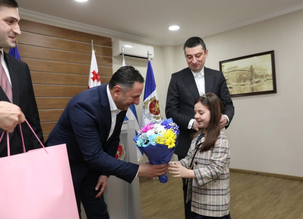ვახტანგ გომელაურმა დაღუპული პოლიციელის, ბუტა ანთაძის შვილს დაბადების დღე მიულოცა და საჩუქრები გადასცა