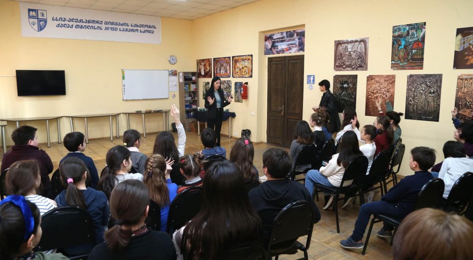 კომუნიკაციების კომისიამ ინტერნეტის უსაფრთხოდ გამოყენების შესახებ სკოლებში ტრენინგი ჩაატარა
